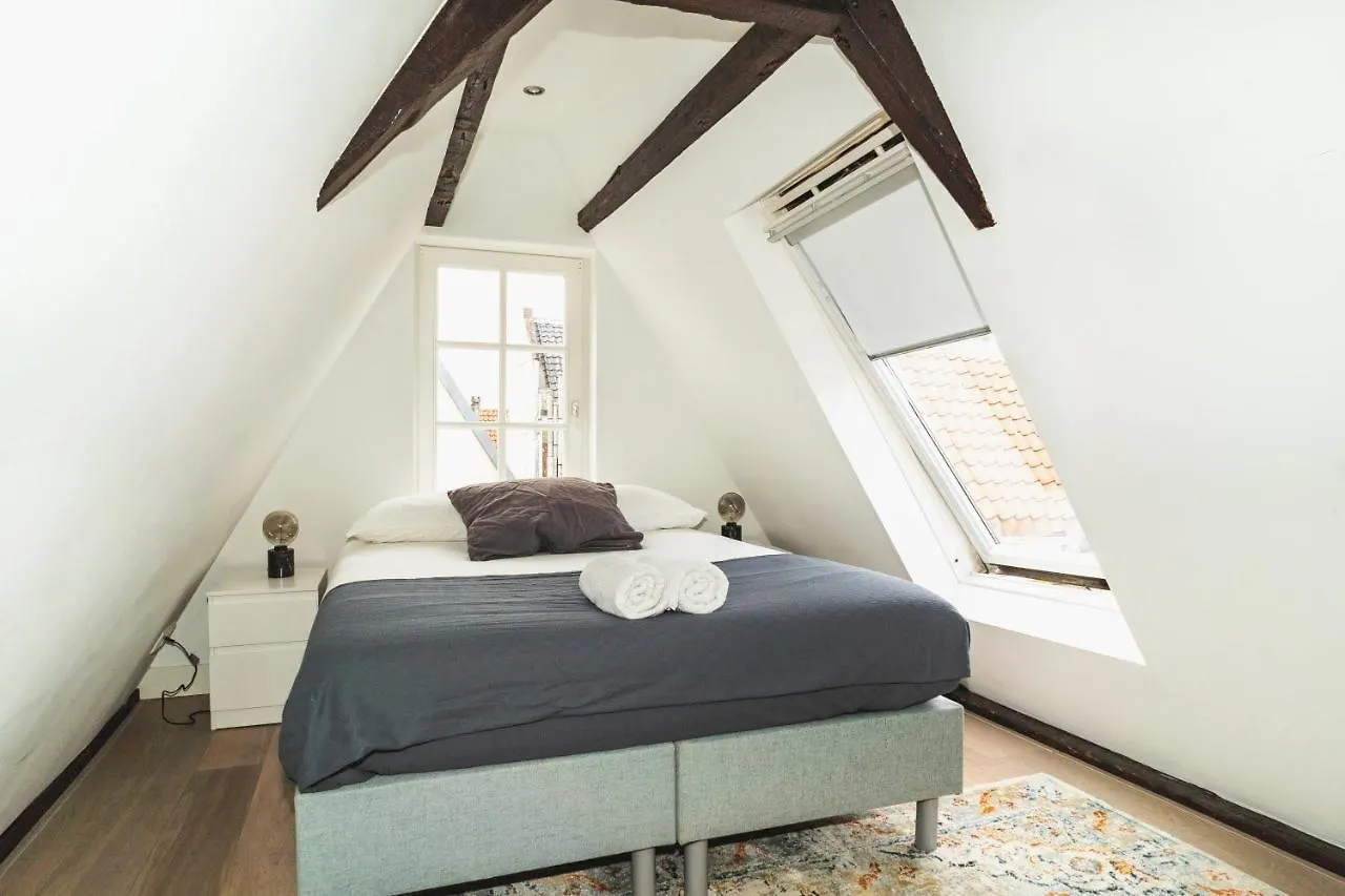 Tiny Attic On The Herengracht, Private Room Amsterdam Homestay