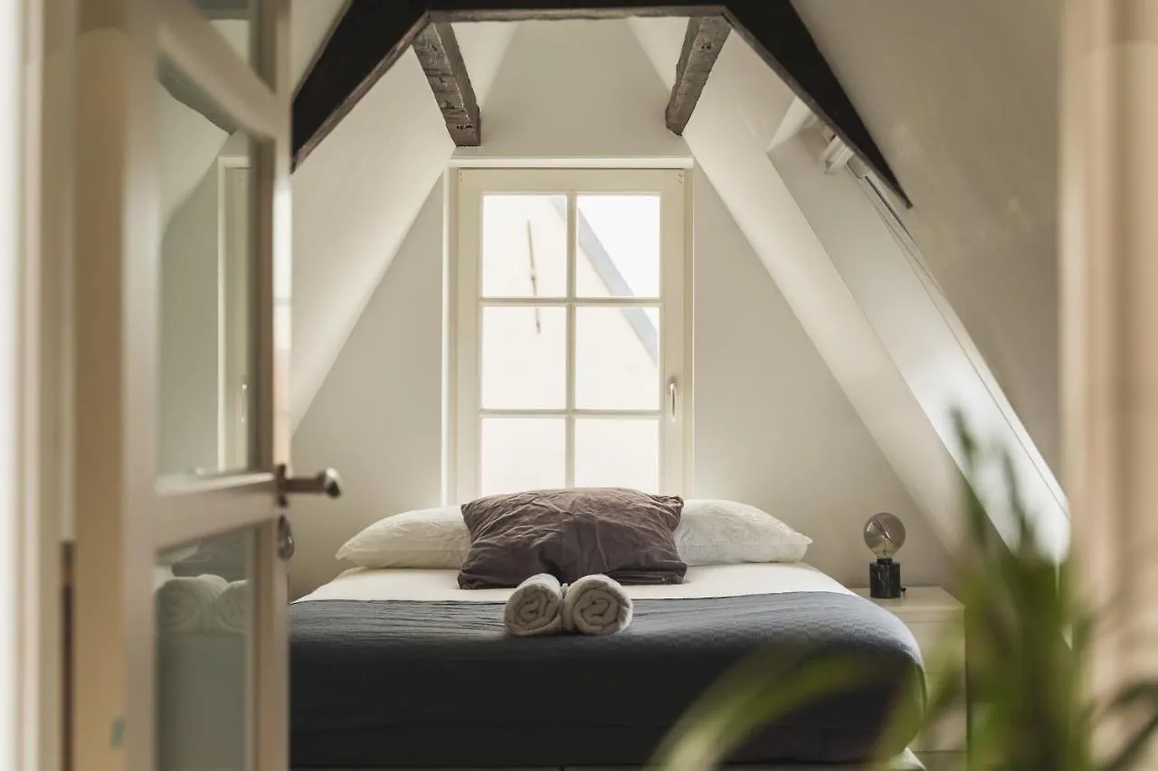 Homestay Tiny Attic On The Herengracht, Private Room Amsterdam